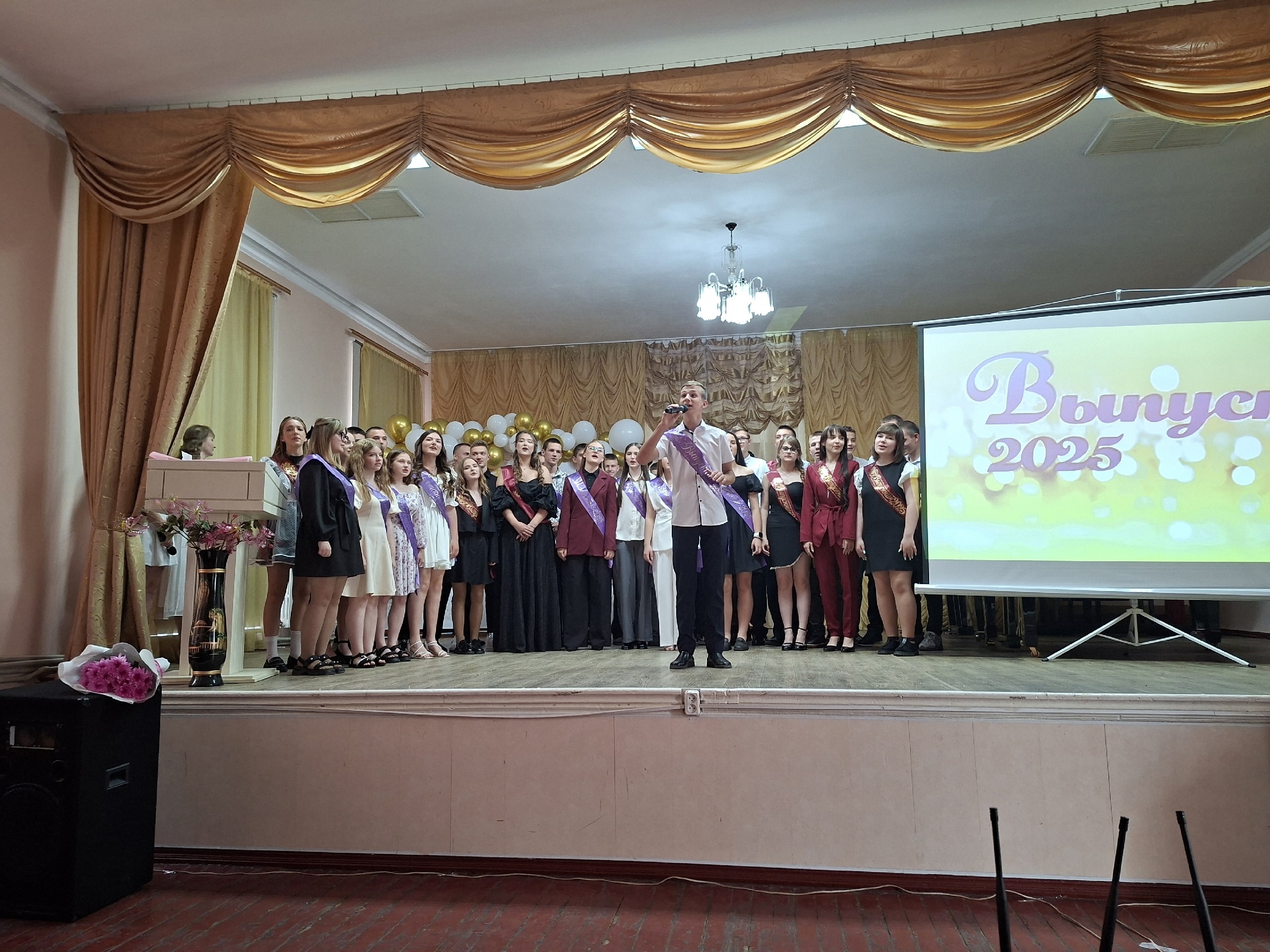Торжественное вручение аттестатов выпускникам 9-А и 9-Б кл.!.