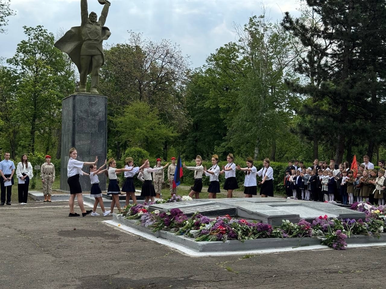 В ГБОУ «СШ №1 Шахтерского муниципального округа» отметили 80-ю годовщину Победы!.
